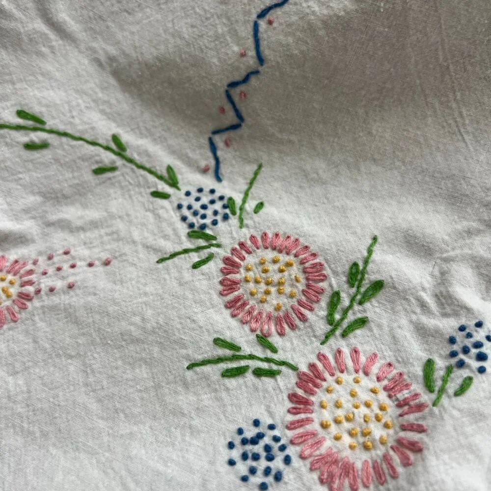 Vintage hand embroidered white cotton floral tablecloth flowers daisies pink blu